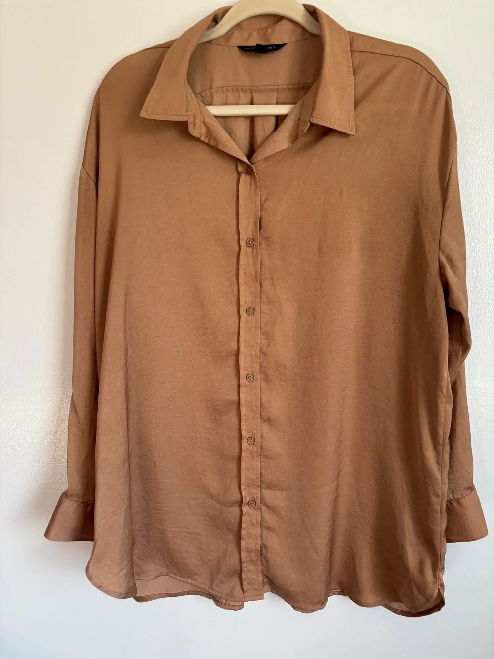 Banana Republic Satin Silk like Button-Down Shirt in tan Latte Brown size L